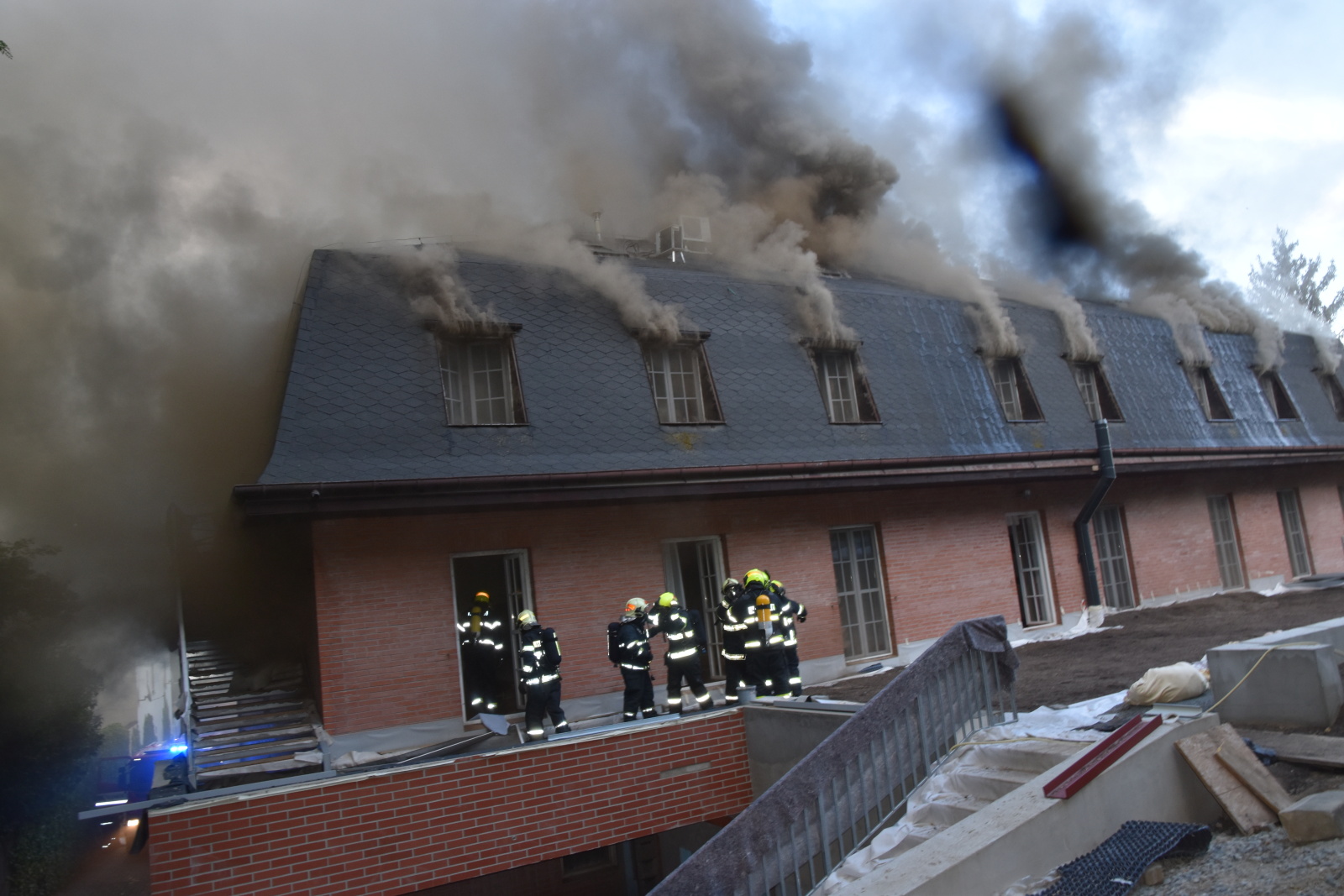 044-Červnový požár Alzheimer centra v Roztokách nedaleko Prahy.JPG