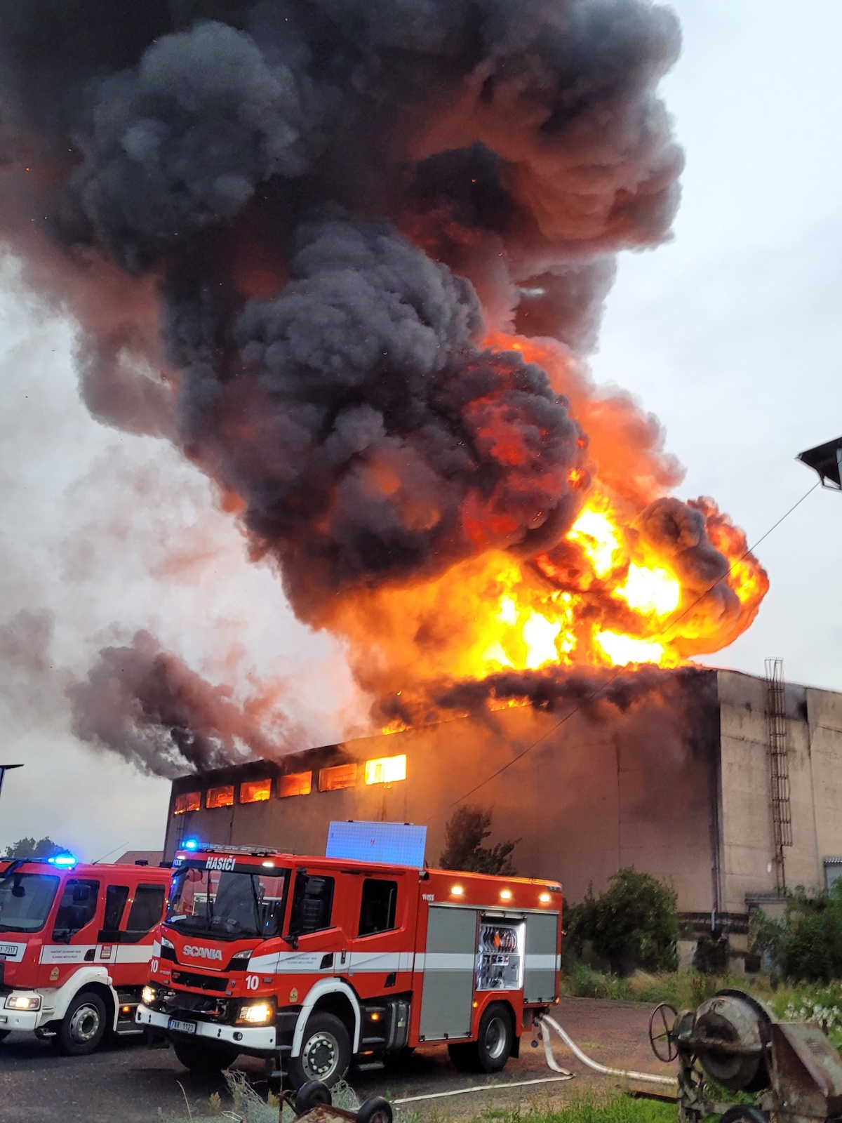 053-Požár skladovací haly s autodíly v obci Zápy se škodou sto milionů.jpg