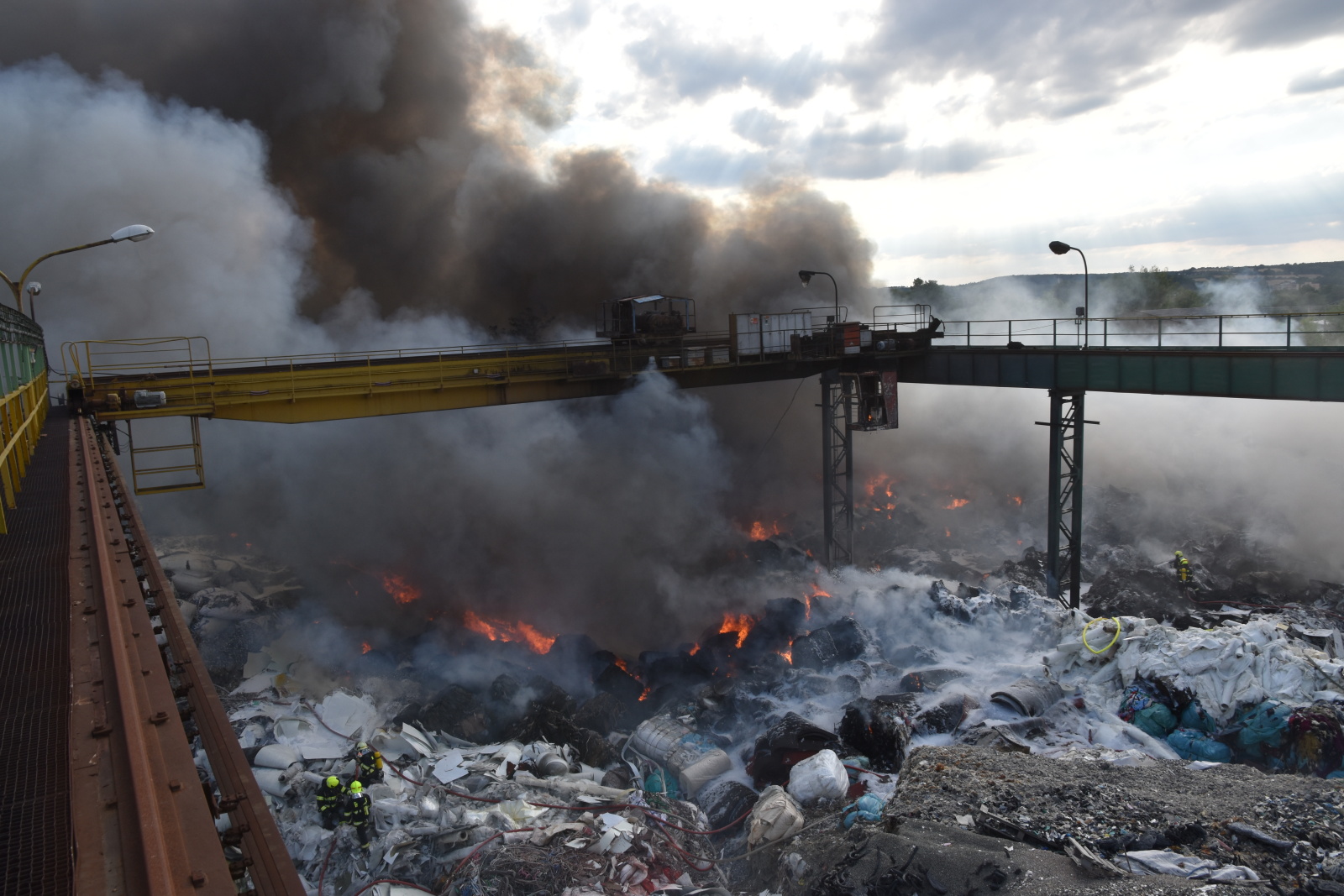 056-Rozsáhlý požár skládky odpadu v kovošrotu v Kralupech nad Vltavou.JPG