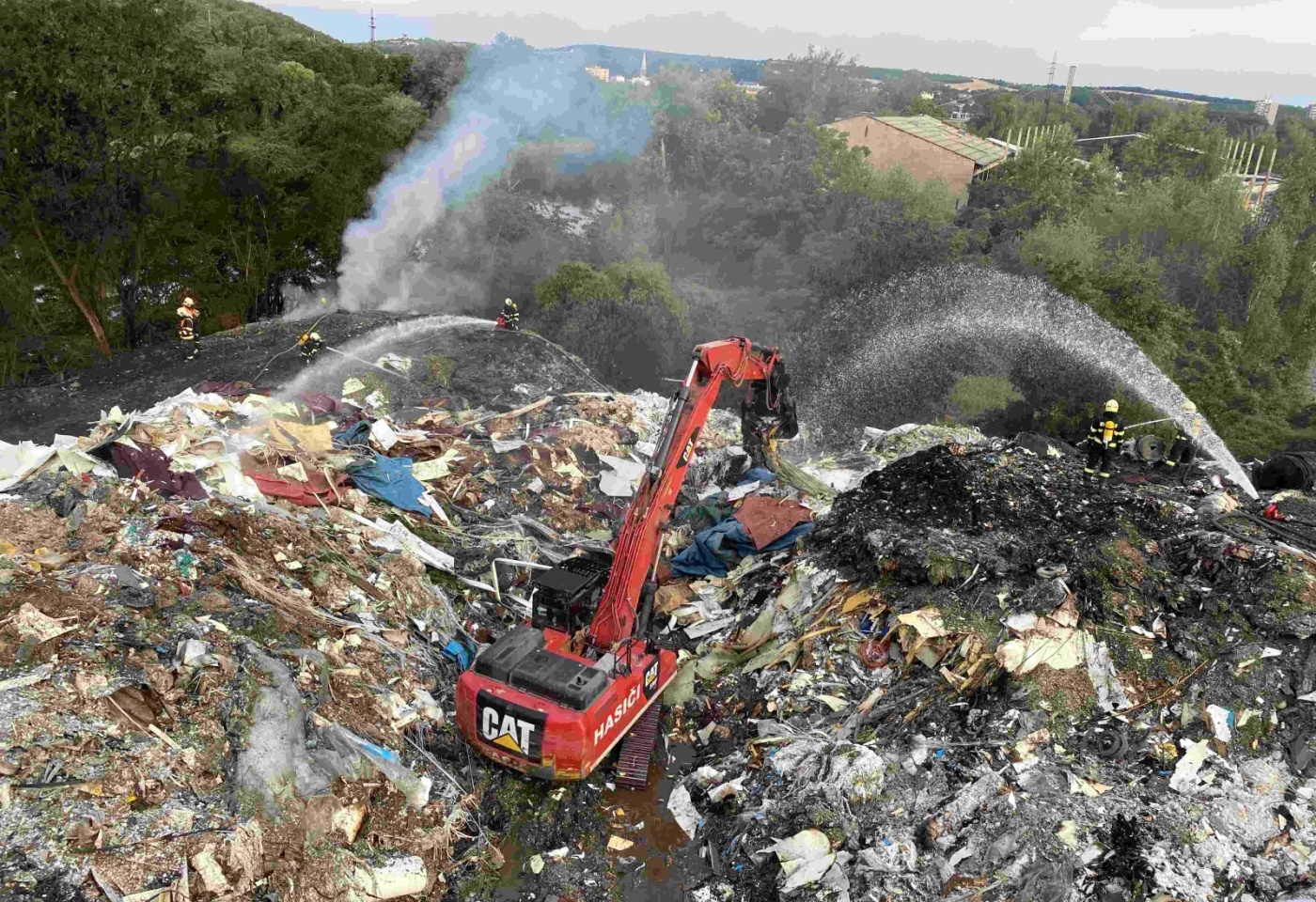 061-Dohašování požáru skládky odpadu v kralupském kovošrotu.jpg