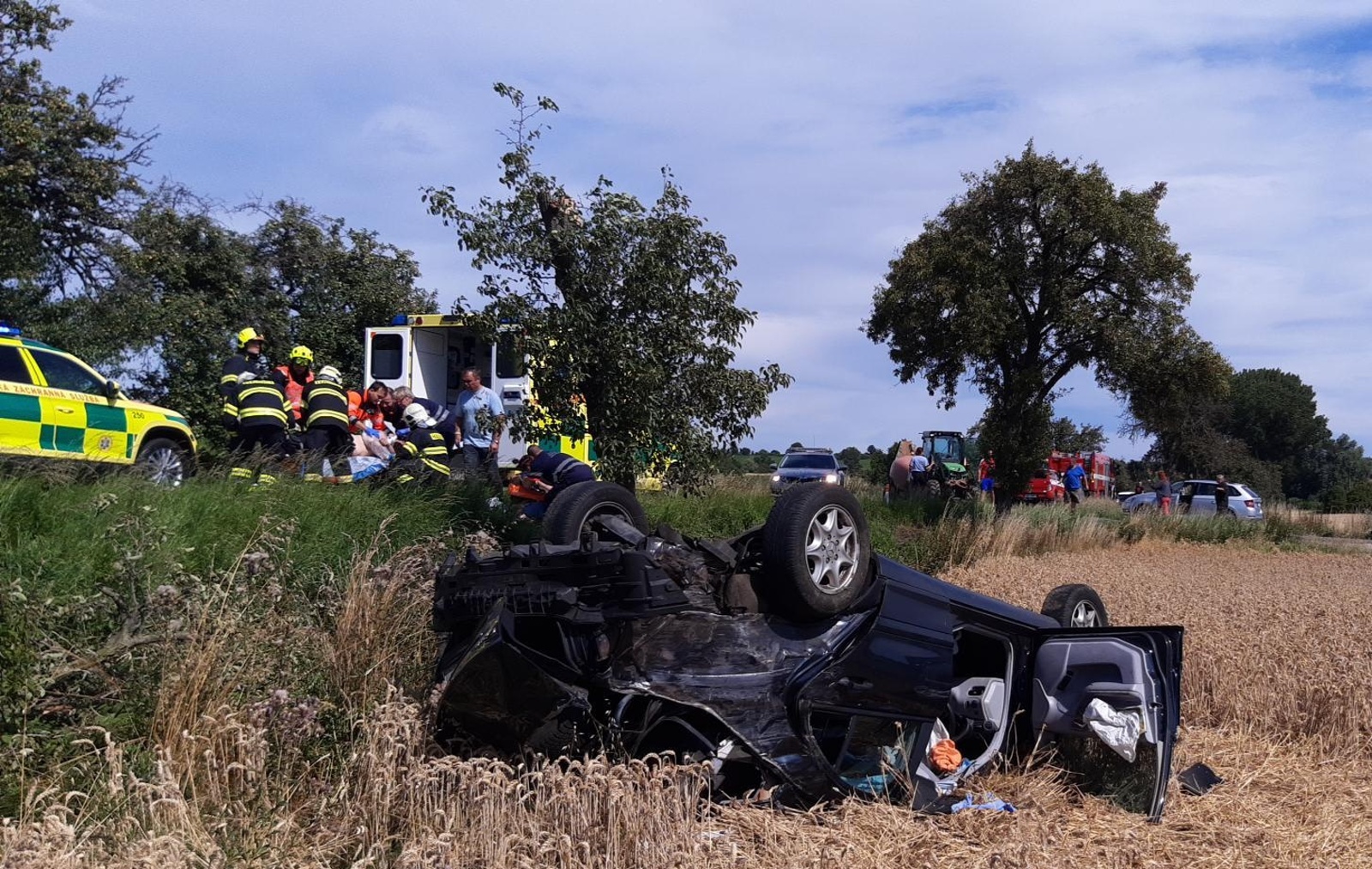 069-Osobní vozidlo převrácené do pole po střetu s traktorem u Kněžmostu na Mladoboleslavsku.jpg