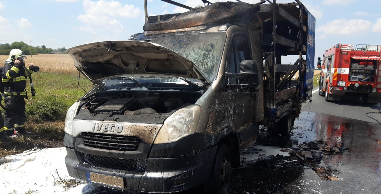 079-Vyhořelý dodávkový automobil u Libenic na Kolínsku.jpg
