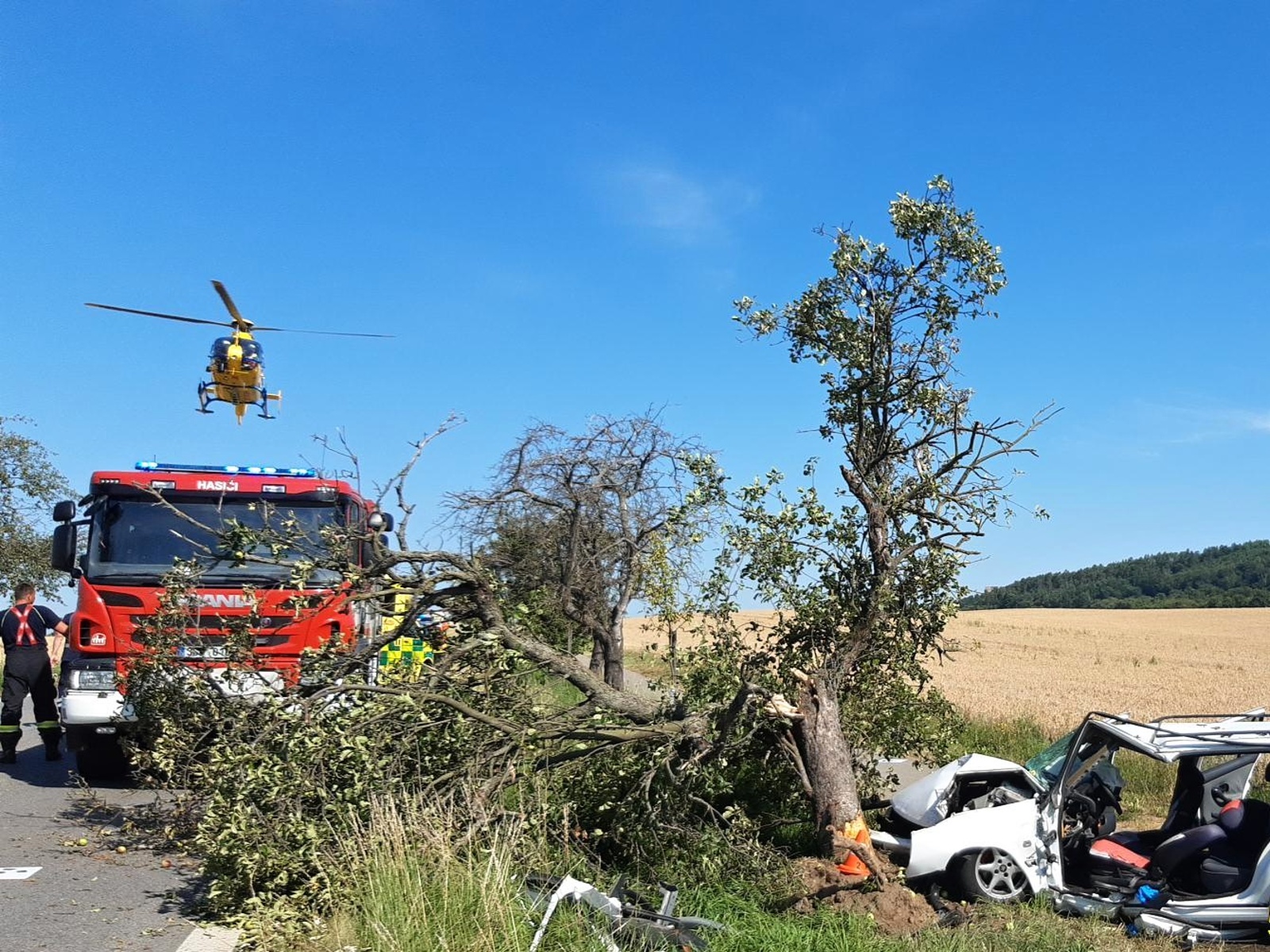 085-Havárie osobního automobilu u obce Kněžmost na Mladoboleslavsku.jpg
