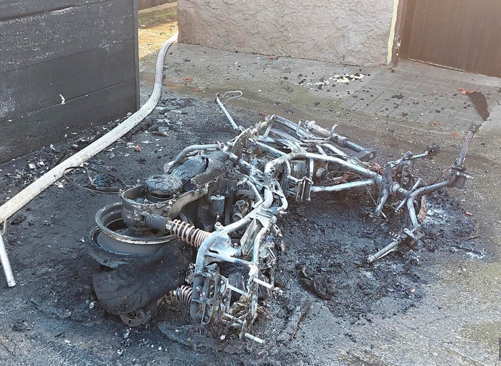 094-Požár motocyklu a následně i rodinného domu na Příbramsku se škodou tři miliony.jpg