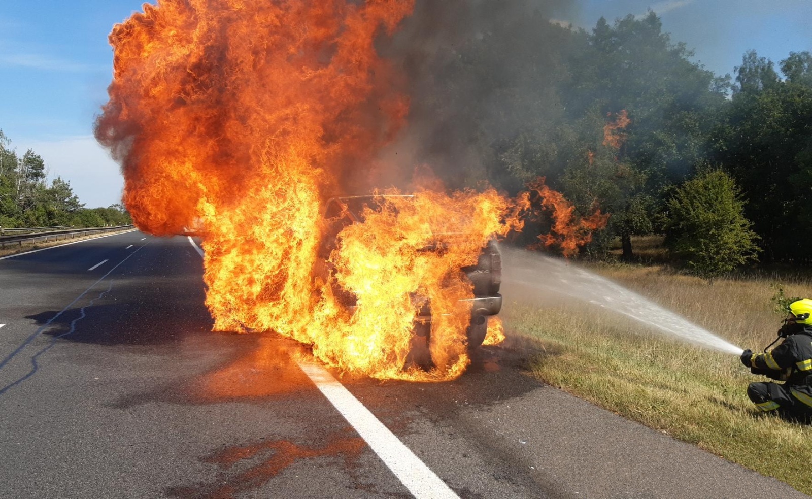111-Požár osobního vozidla na dálnici D10 u Strašnova na Mladoboleslavsku se škodou za milion korun.jpg