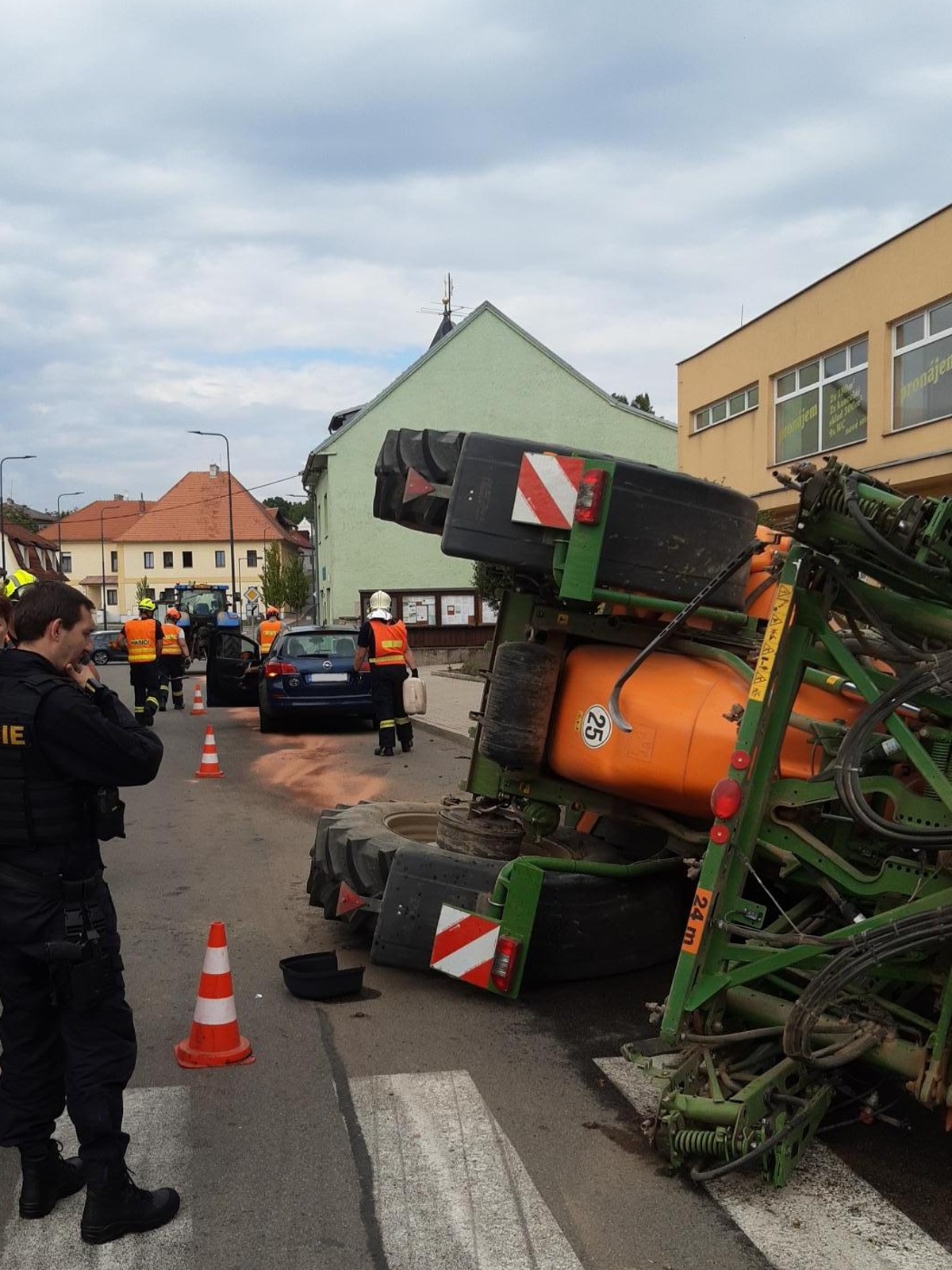 126-Havárie traktoru s postřikovačem v obci Netvořice na Benešovsku.jpg