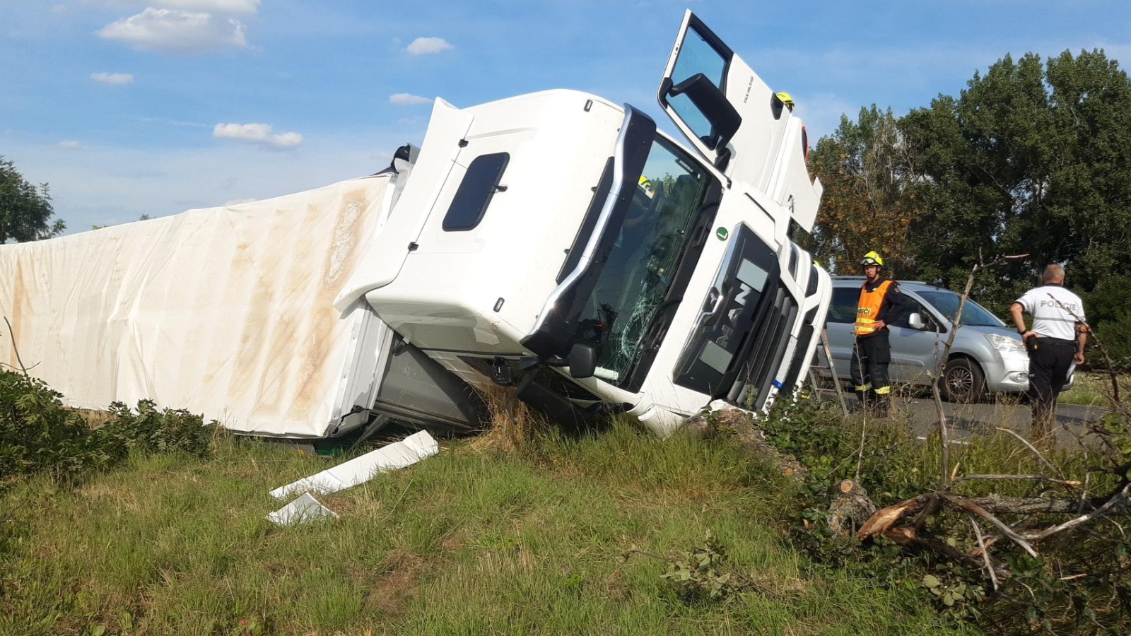 130-Havárie kamionu mezi obcemi Tlustice a Žebrák na Berounsku.jpg