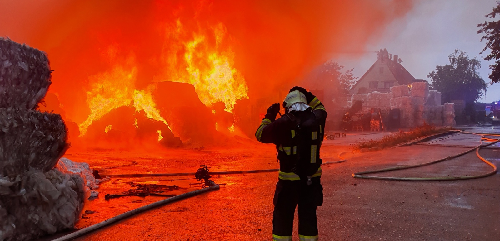 137-Likvidace požáru skladovacích hal a lisovaného odpadu v Zárybech v okrese Praha-východ ve zvláštním poplachovém stupni.jpg