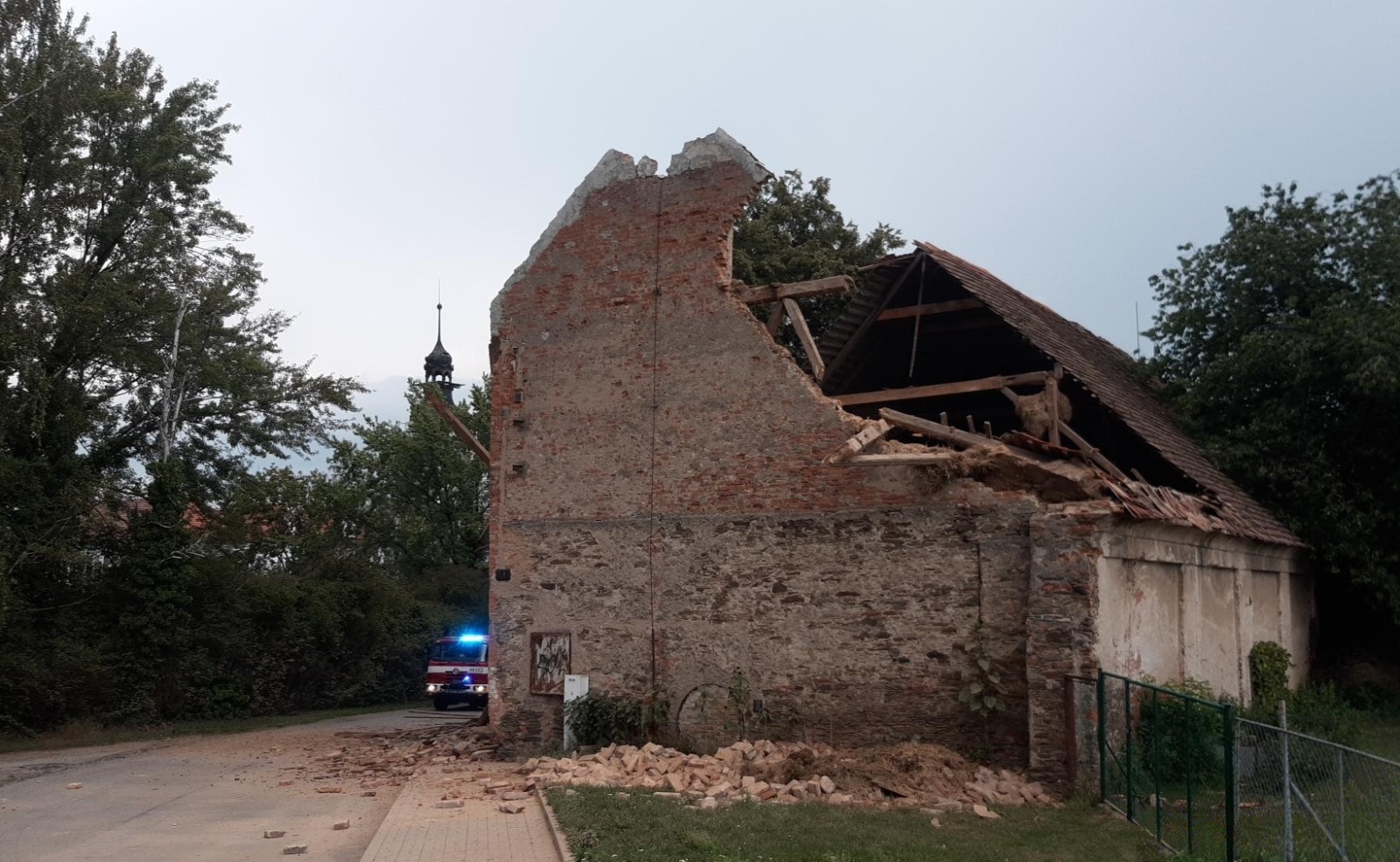 147-Destrukce starší stodoly po silném dešti v Tupadlech na Kutnohorsku.jpg