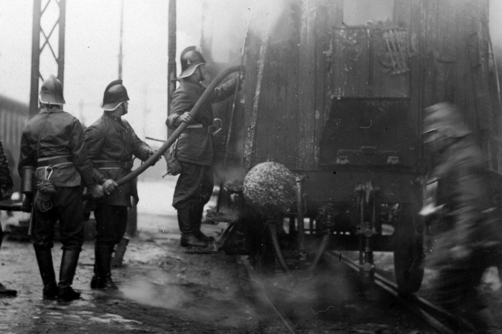 1933_01_13_hist_004 Poß†r slußebn°ho vozu na Masarykovo n†draß° - ¶ißkov 13.1. 1933.jpg