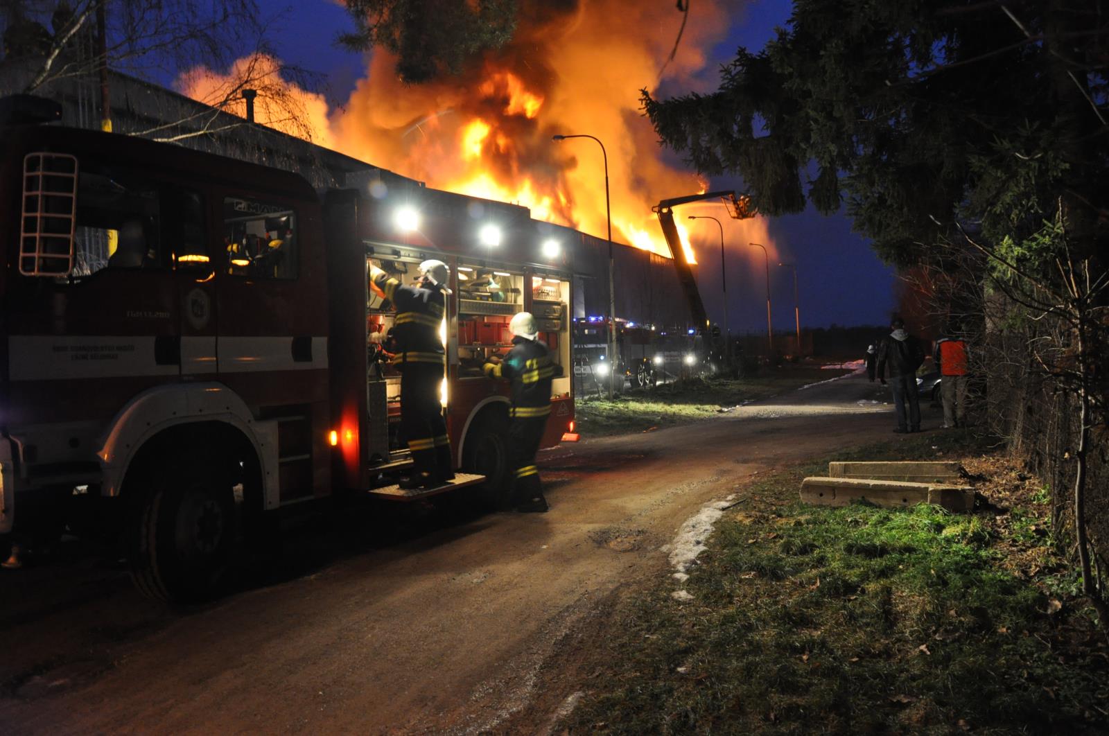 28_KHK_Požár Mileta_hasiči si chystají techniku k zásahu před hořící halou (2).JPG