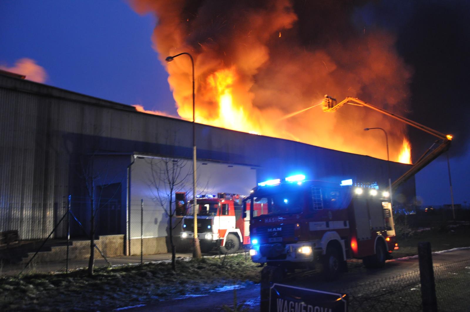 30_KHK_Požár Mileta_hasičské cisterny před hořící halou textilky_2.JPG