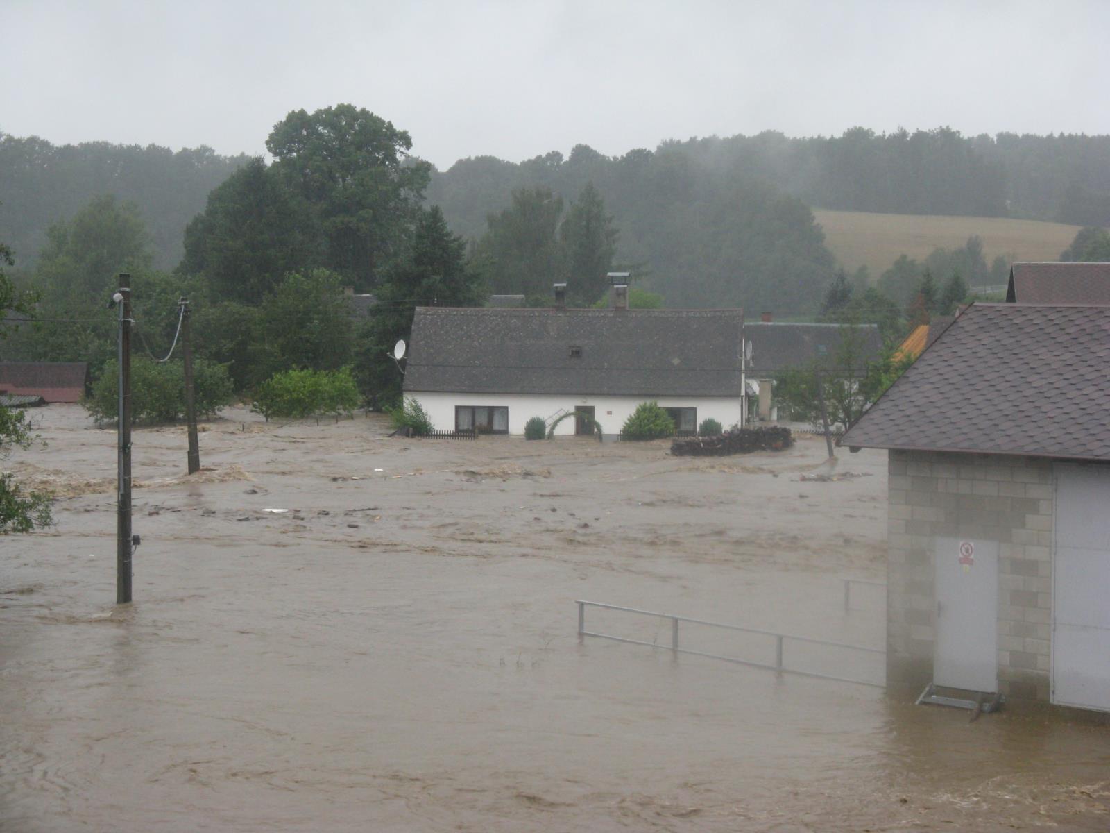 37_LIK_povodňová vlna zaplavila obec Bílý Kostel.JPG