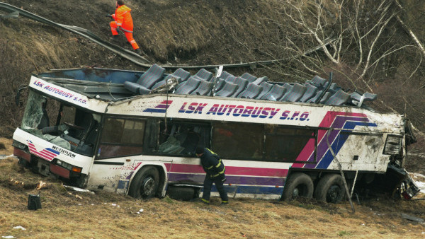 52_JČK_DN Nažidla autobus 8_3_2003_hasiči následující den odklázejí vrak autobusu.jpg