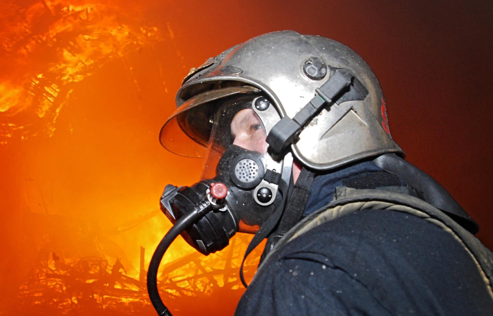 63_PHA_Požár na pražském výstavišti_detail na zasahujícího hasiče v masce.jpg