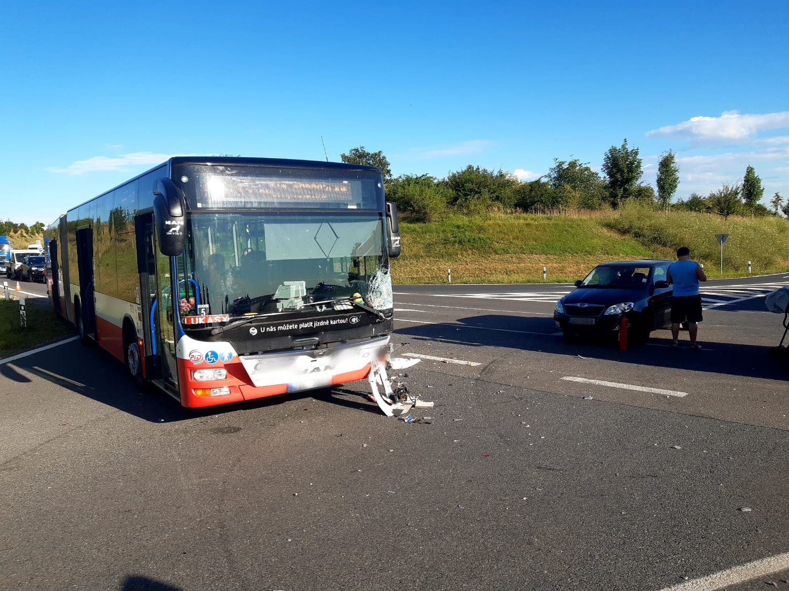 060 - dopravní nehoda autobusu a osobního automobilu u Kolína červenec.jpg