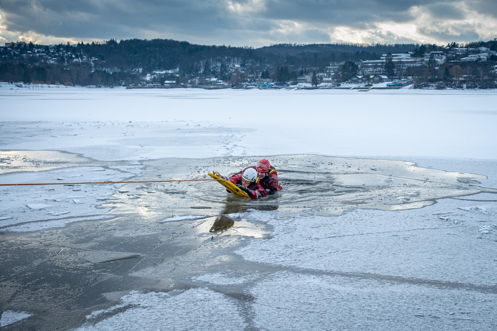 výcvik hasičů na zamrzlé přehradě (5).jpg