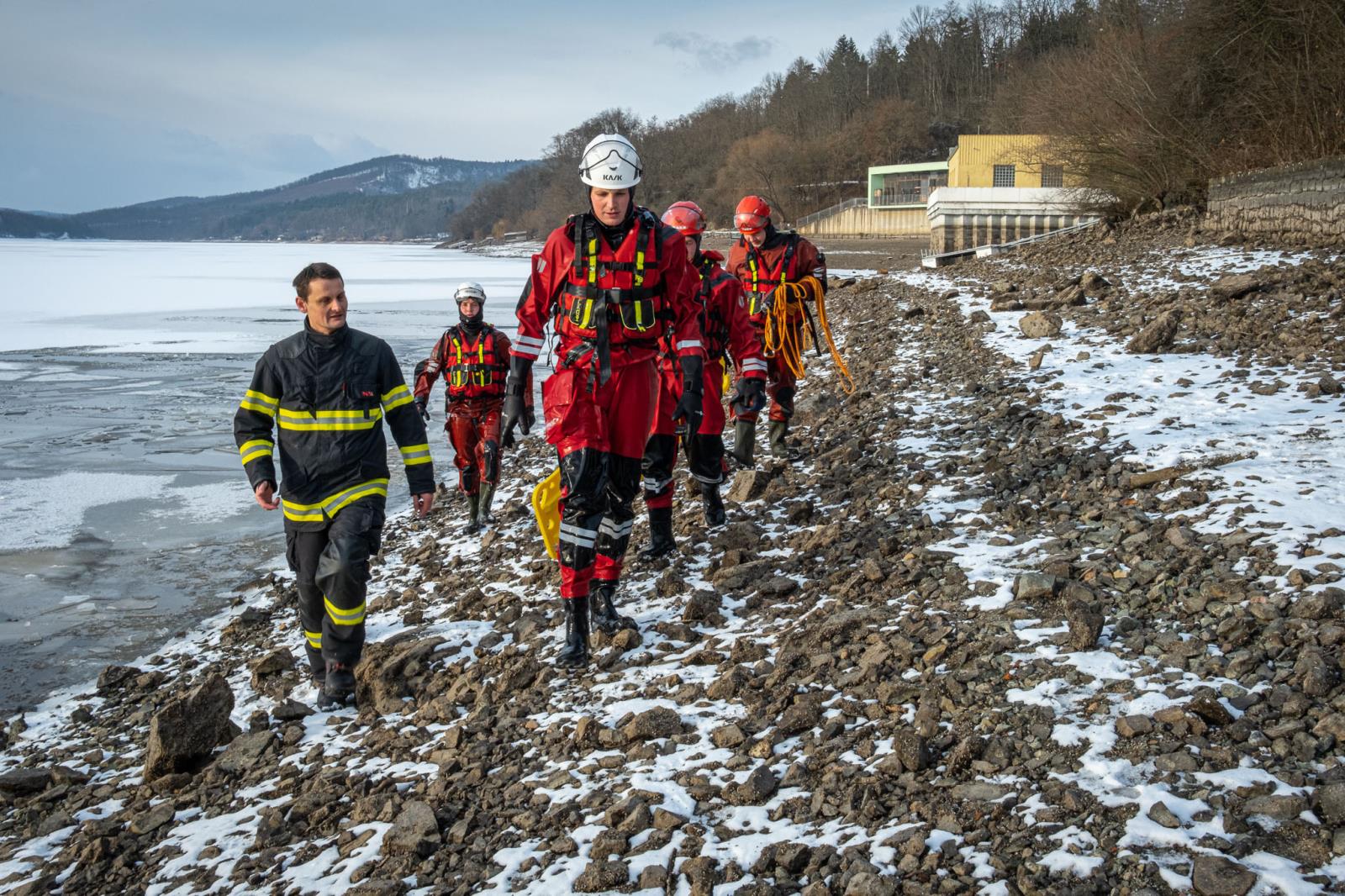 výcvik hasičů na zamrzlé přehradě (13).jpg