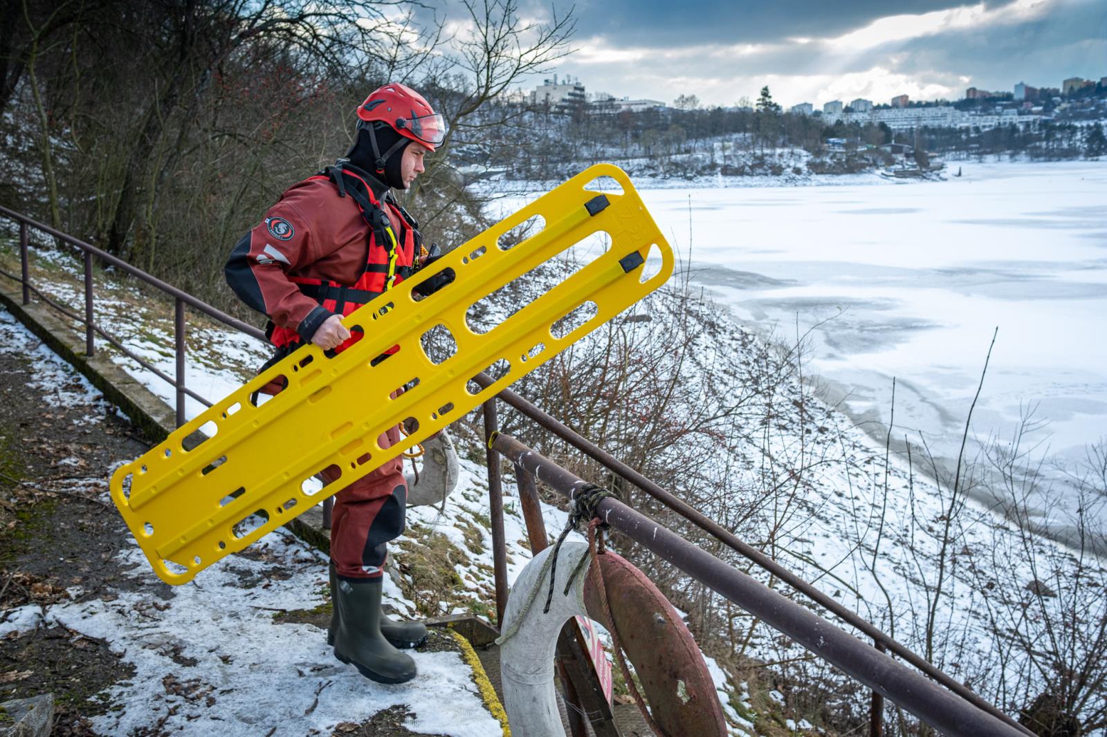 výcvik hasičů na zamrzlé přehradě (16).jpg