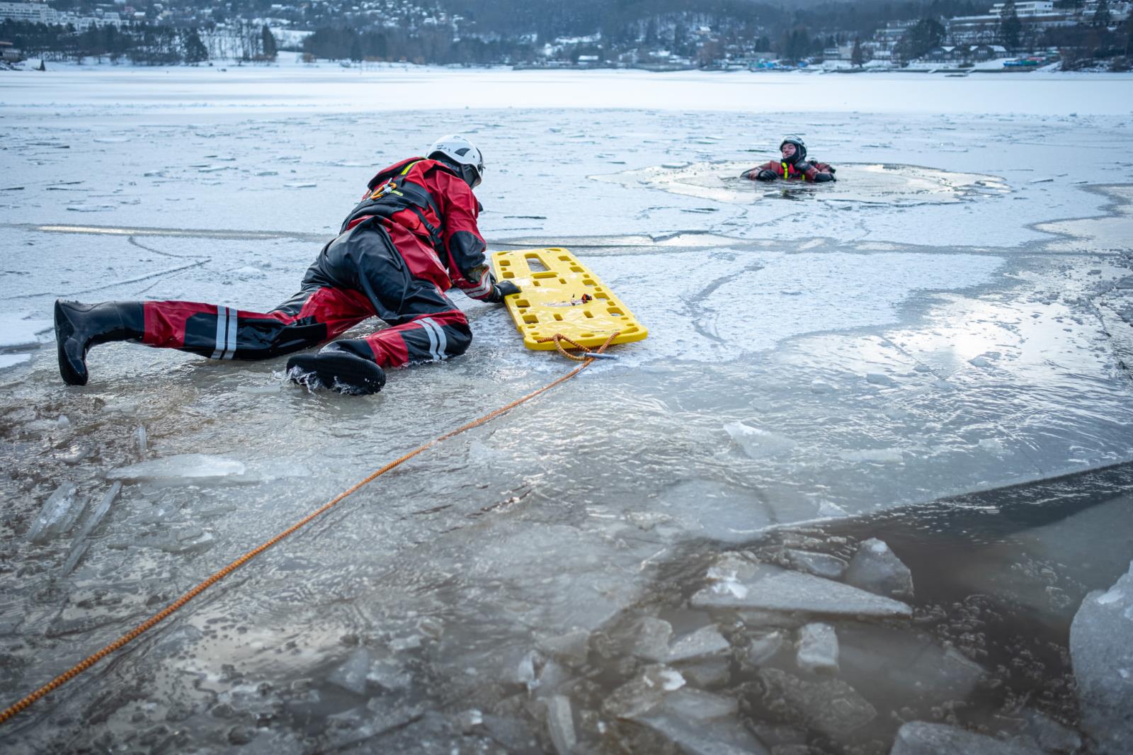 výcvik hasičů na zamrzlé přehradě (28).jpg