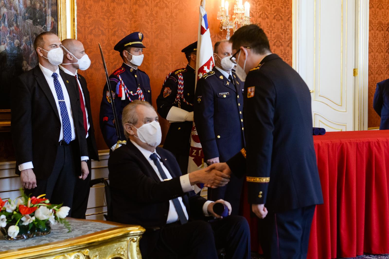 16_brig. gen. Ing. Daniel Miklós, MPA si podává ruku s prezidentem Milošem Zemanem.jpg