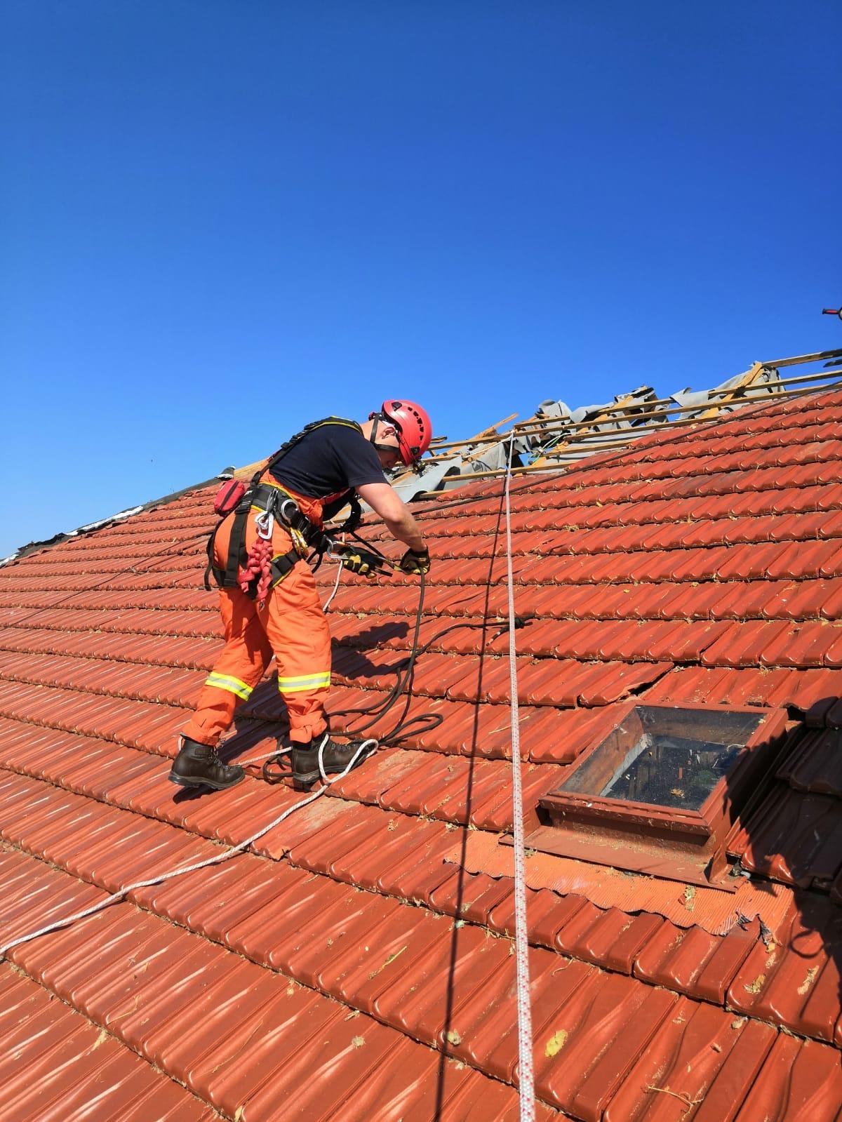 051 - při pracích na střechách se hasiči jistili lany.jpg