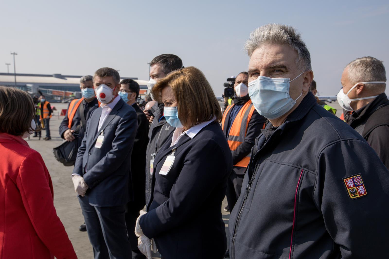 Generální ředitel Drahoslav Ryba, předseda vlády, ministr vnitra a ministryně financí na letišti Václava Havla_v době pandemie covid-19.jpg