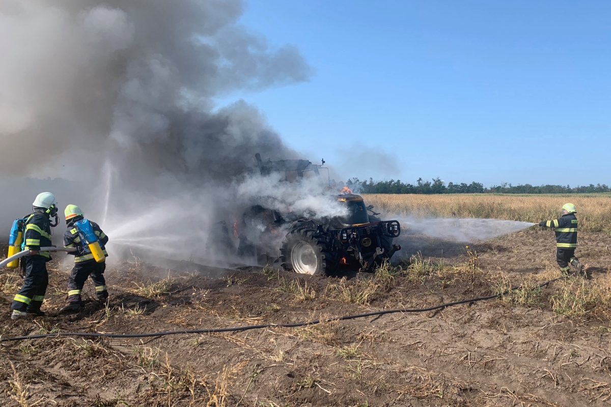 Hašení hořícího traktoru 2.jpg