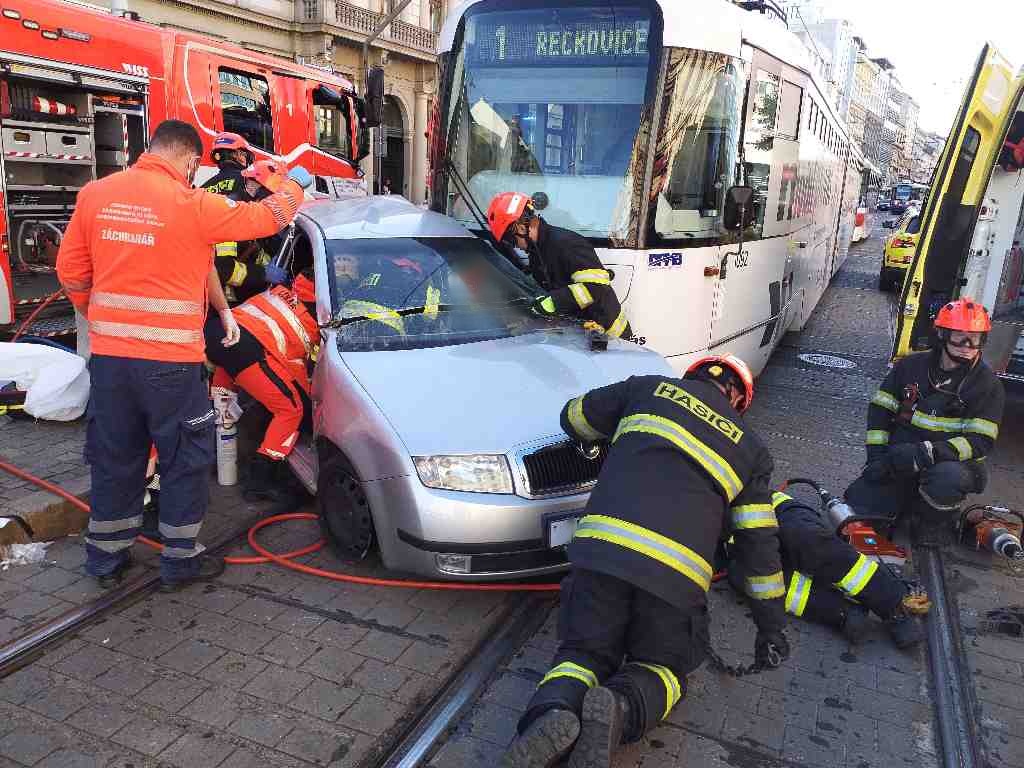 nehoda OA a tramvaje (4).jpg