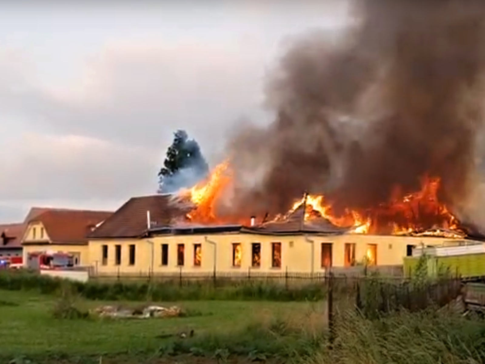 048 - Požár ve firmě na výrobu tvrzeného skla v obci Dlouhá Lhota na Příbramsku.jpg