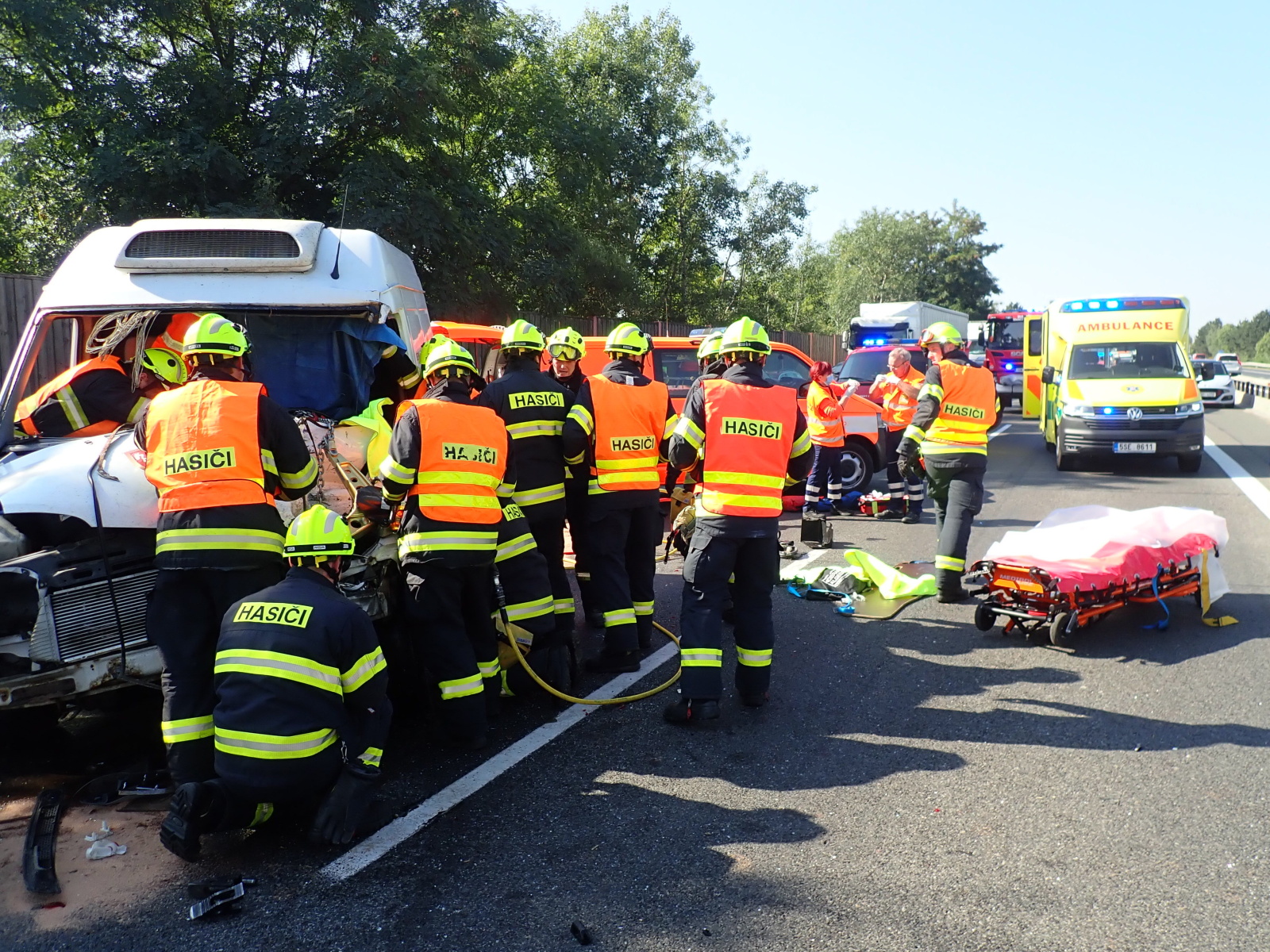 001-Vyprošťování zraněného řidiče po nehodě na plzeňské dálnici u Bavoryně .JPG