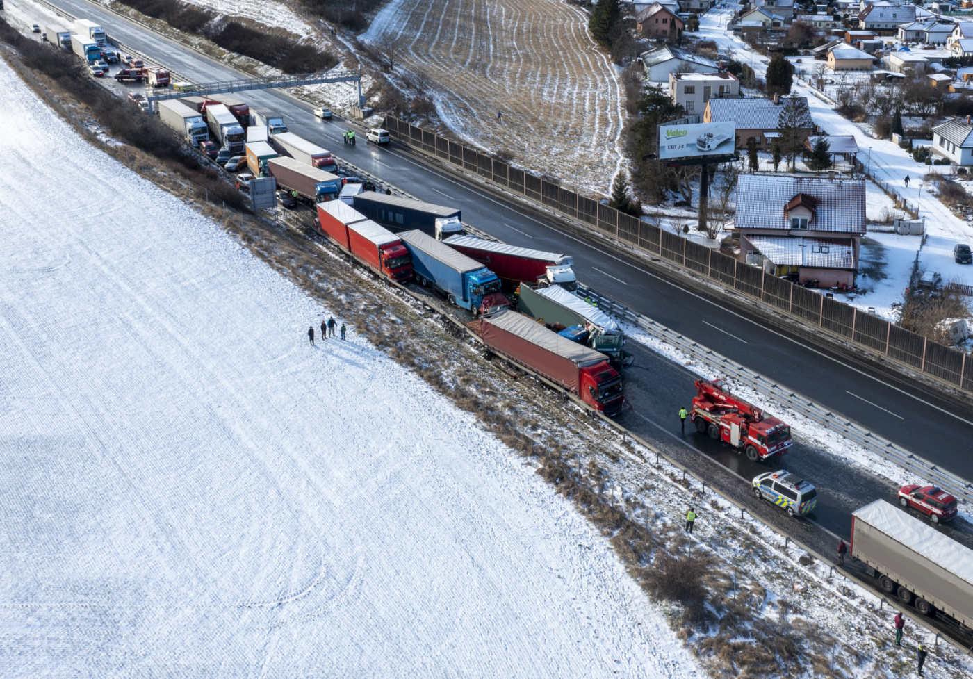 009-Pohled z dronu na hromadnou nehodu na plzeňské dálnici u Žebráku na Berounsku.JPG