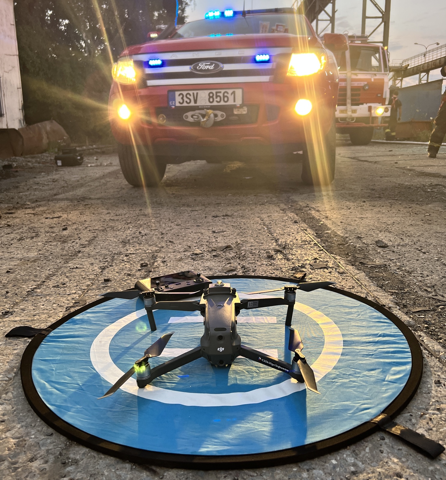 057-Využití dronu při monitorování rozsáhlého požáru odpadu v kralupském kovošrotu.JPG