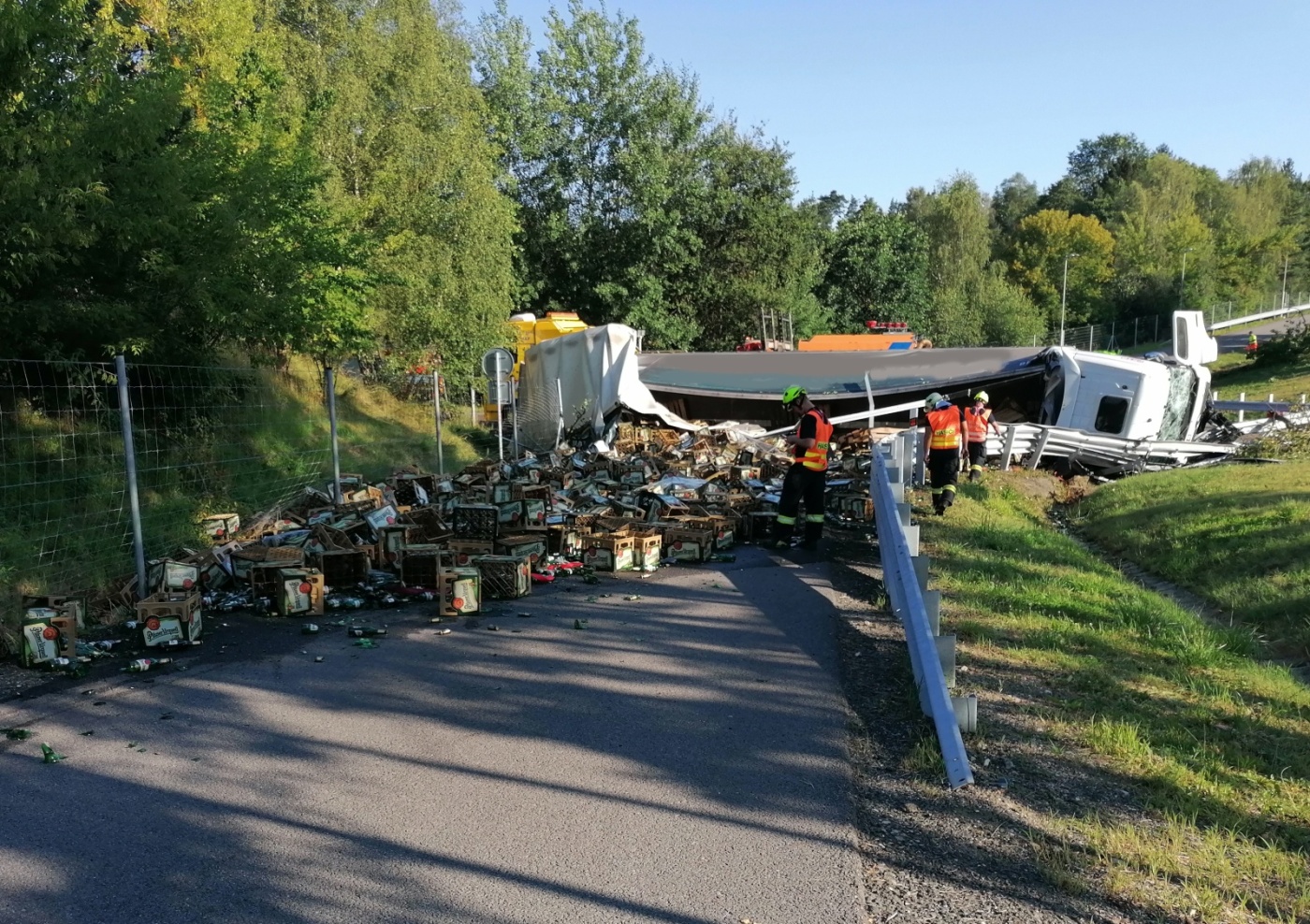 076-Převrácený kamion s nákladem piva na služebním sjezdu u dálničního oddělení PČR Bernartice na Benešovsku.jpg