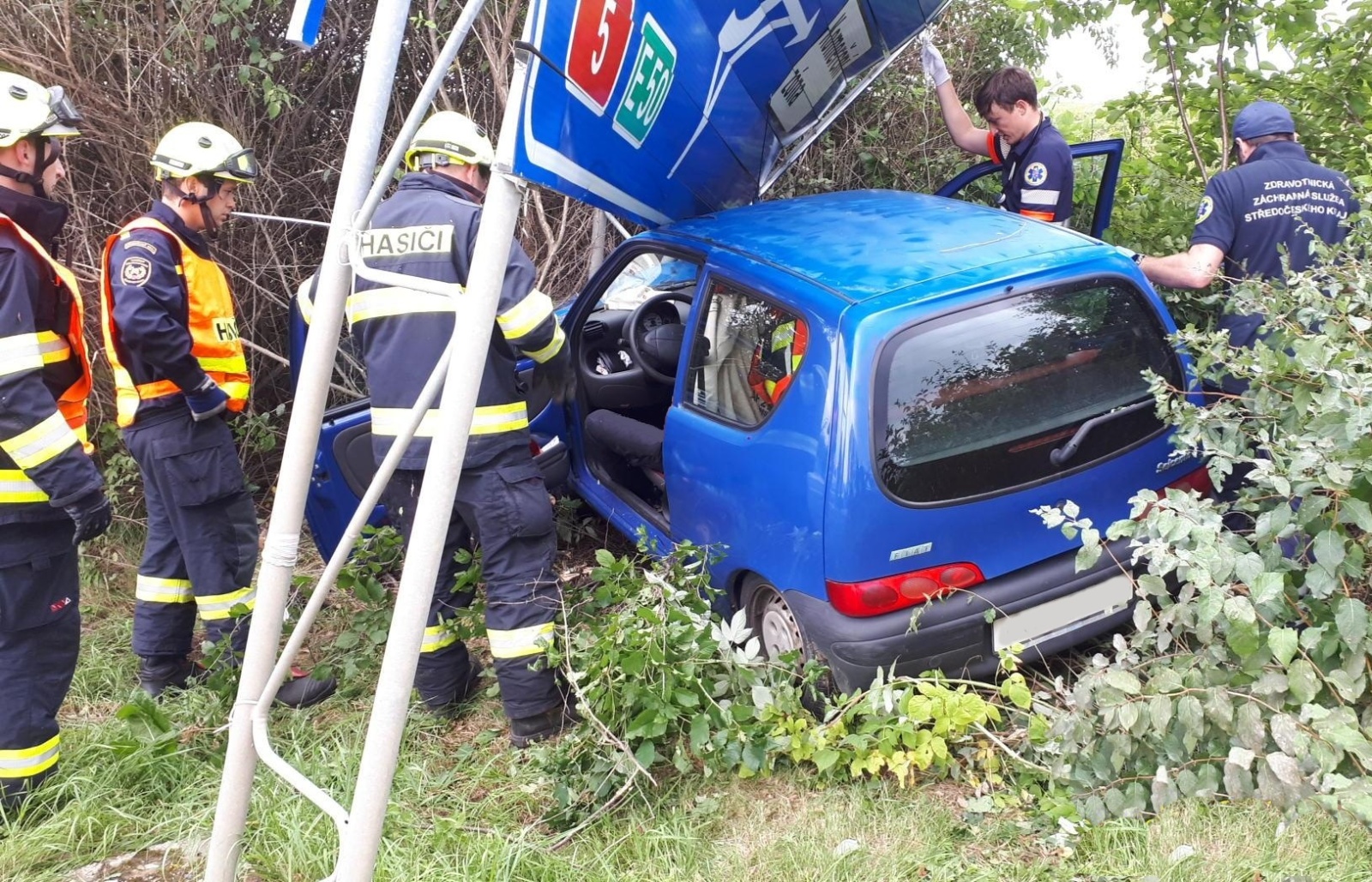 097-Havárie osobního vozidla na staré plzeňské silnici v Rudné.jpg