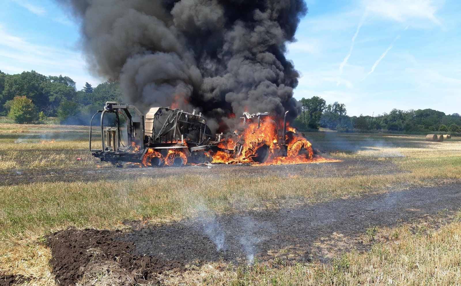 109-Požár traktoru s lisem na slámu u obce Velký Osek na Kolínsku.jpg