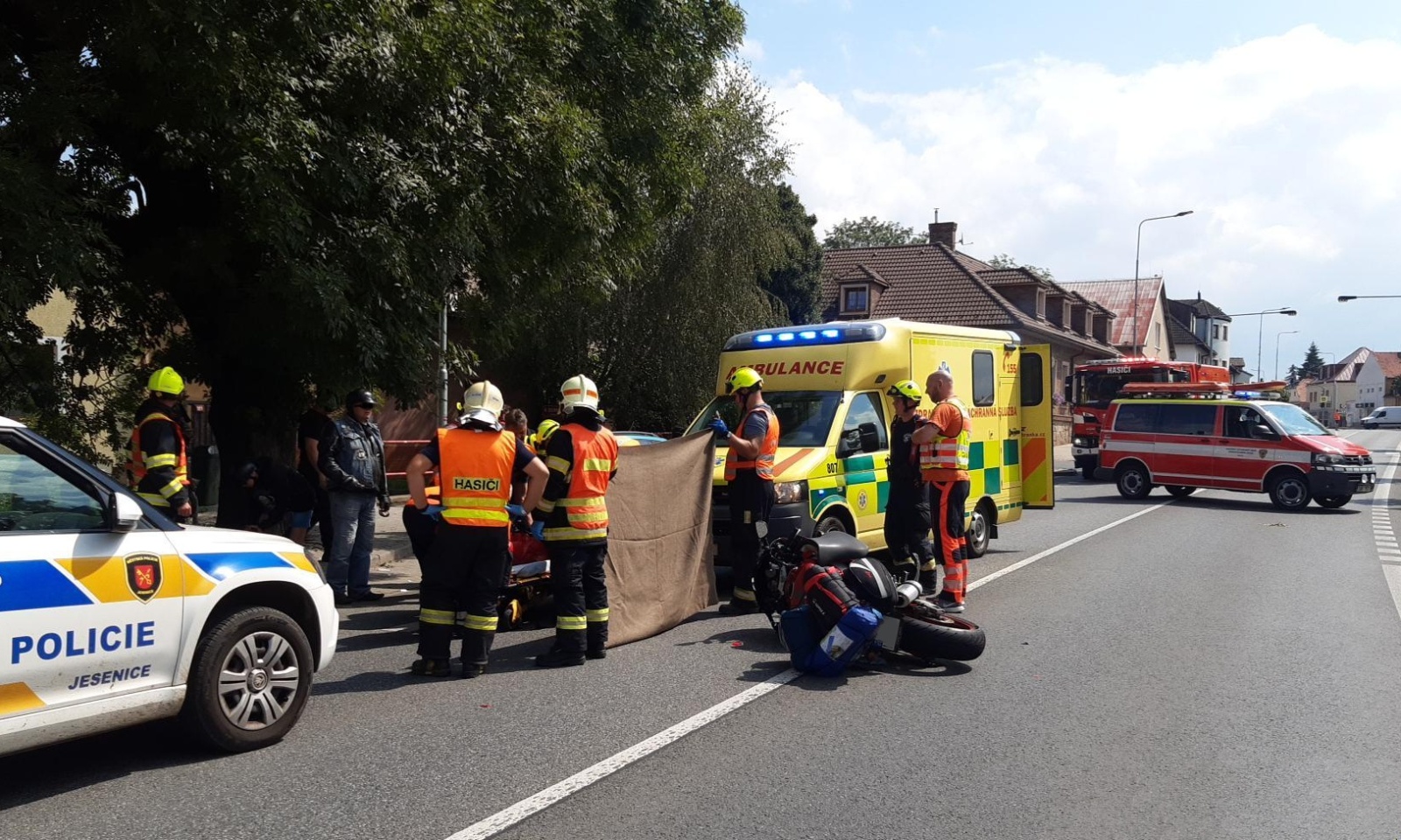 128-Havárie motocyklisty se spolujezdcem na staré benešovské silnici v Jesenici.jpg