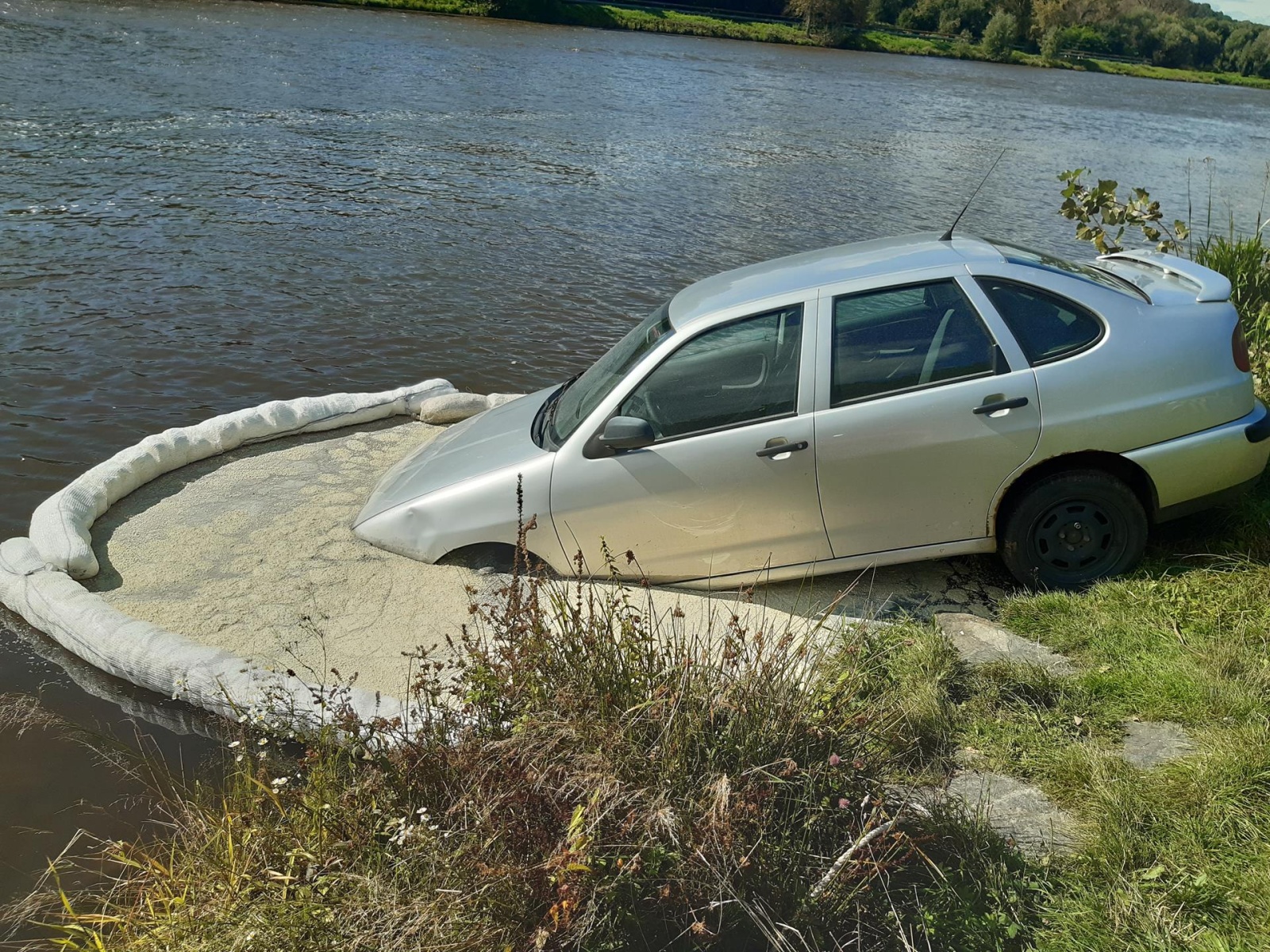 166-Osobní vozidlo sjeté do řeky v Kralupech nad Vltavou.jpg