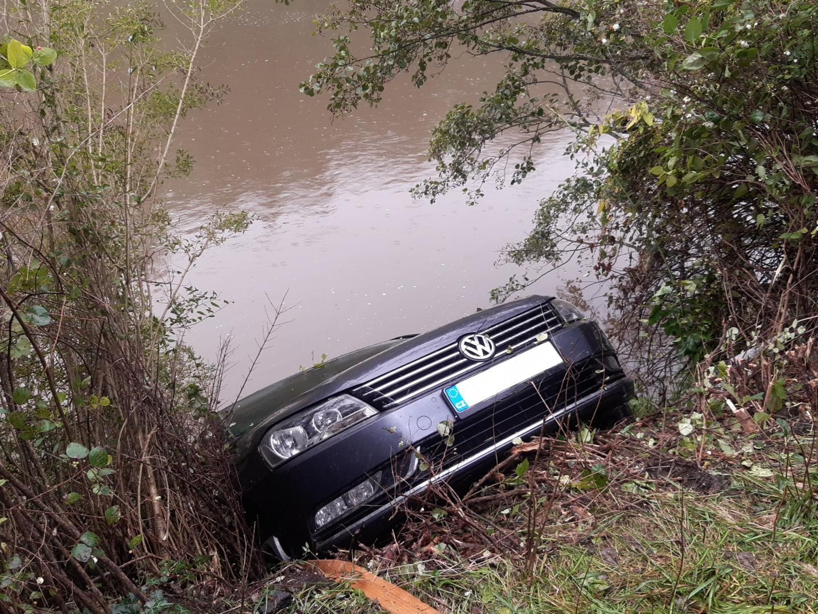 171-Záchrana osoby z vozidla částečně potopeného v Sázavě u obce Žampach.jpg