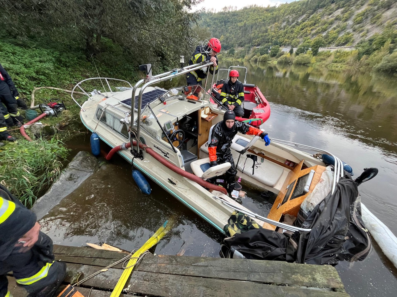 180-Spolupráce s potápěči pražských hasičů u potopeného člunu pod Vranskou přehradou.jpg