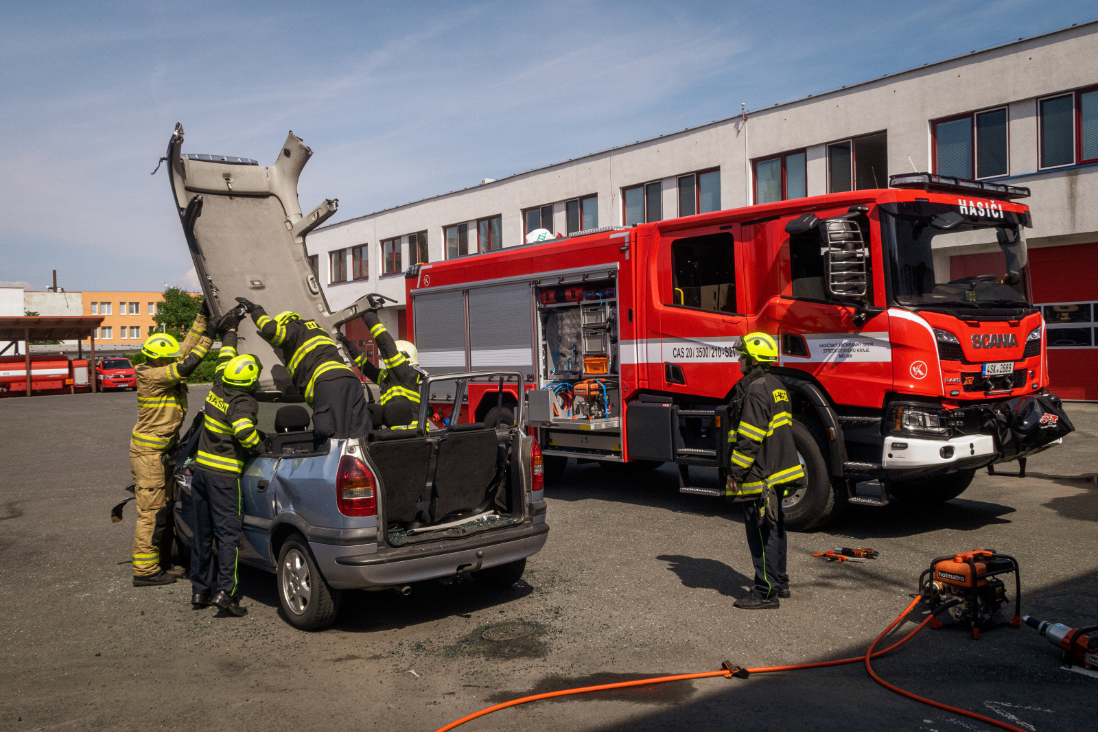 189-Výcvik mělnických hasičů ve vyprošťování u dopravních nehod.jpg