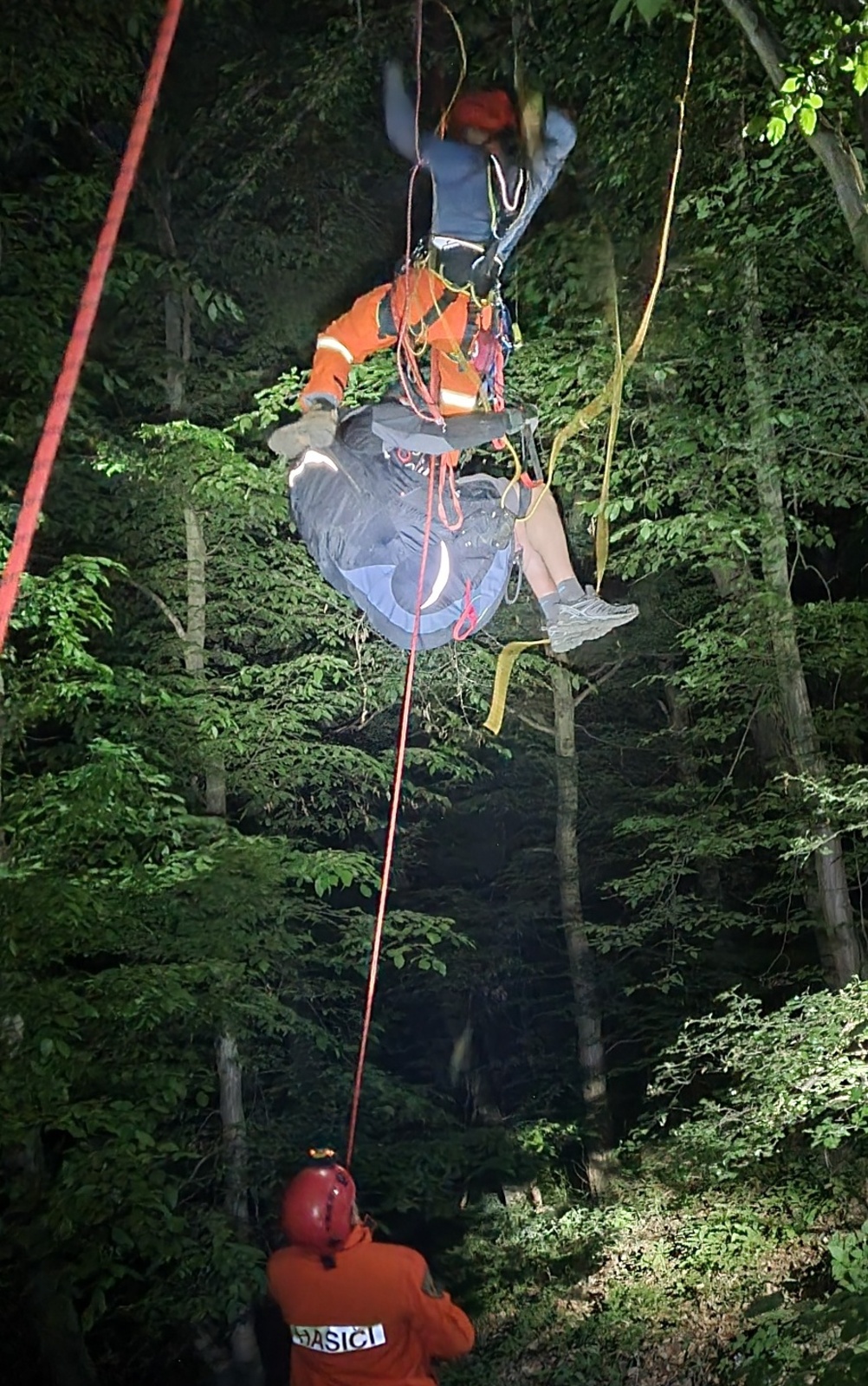 190-Záchrana paraglidisty zachyceného v koruně stromu u Popovic na Berounsku.jpg