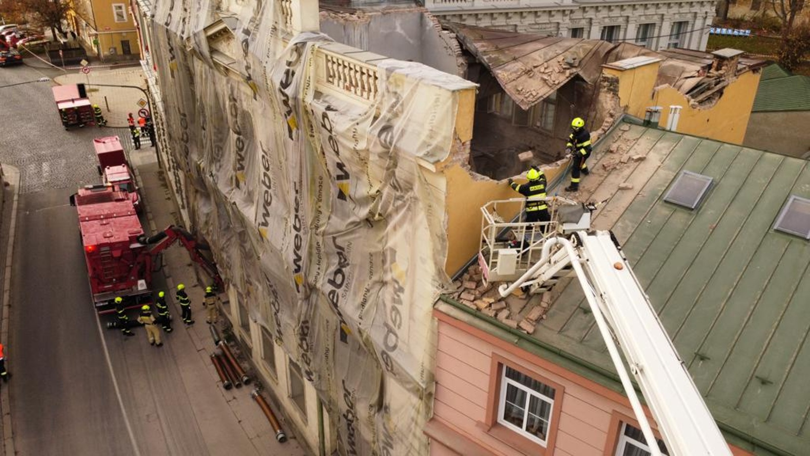 209-Destrukce rekonstruovaného bytového domu v historickém centru Příbrami.jpg