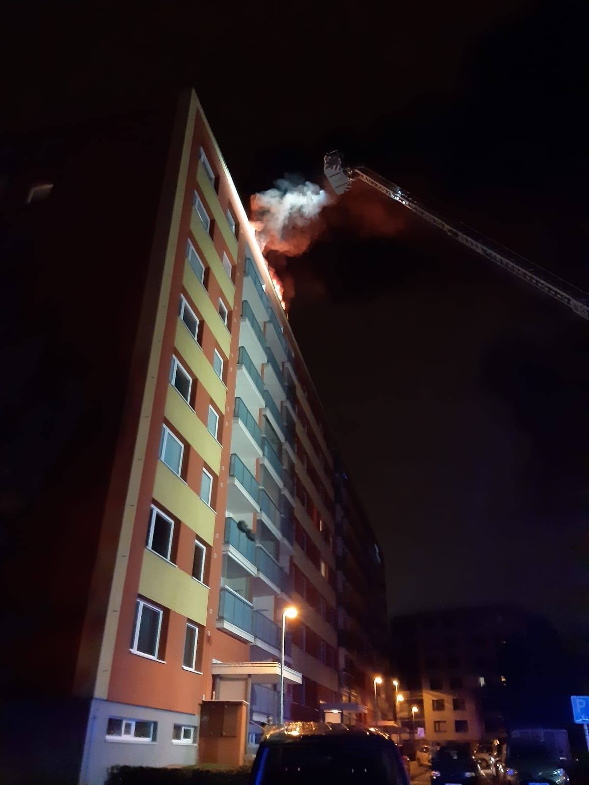 Požár na střeše panelového domu v Praze-Strašnicích.jpg