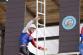 Český reprezentant s žebříkem při výstupu na cvičnou věž