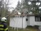 JČK_hasiči odstraňují vyvrácený strom, který spadl na dům