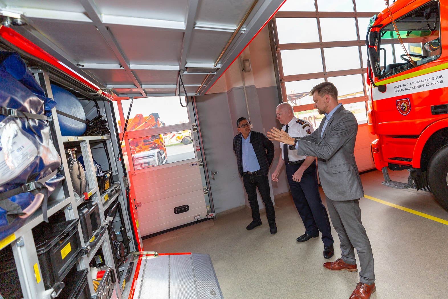 The director of FRS of Moravian-Silesian Region presents the firefighting equipment to the guests.jpg